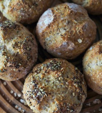 proteinreiche-dinkel-haferflocken-broetchen-ohne-gehzeit