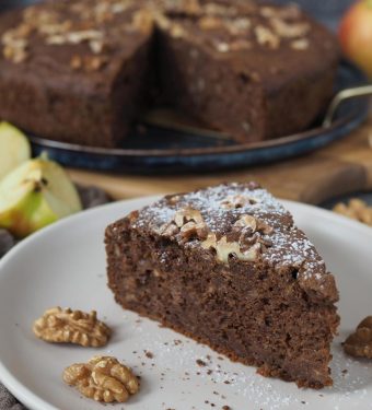 dunkler-gewuerzkuchen-mit-walnuessen