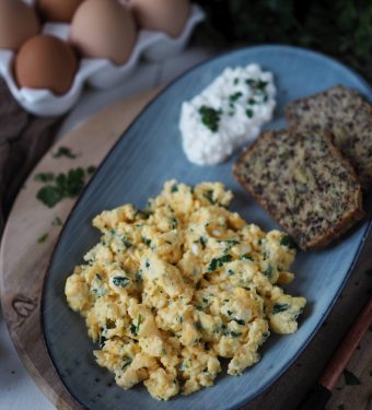 protein-fruehstueck-ruehrei-mit-huettenkaese