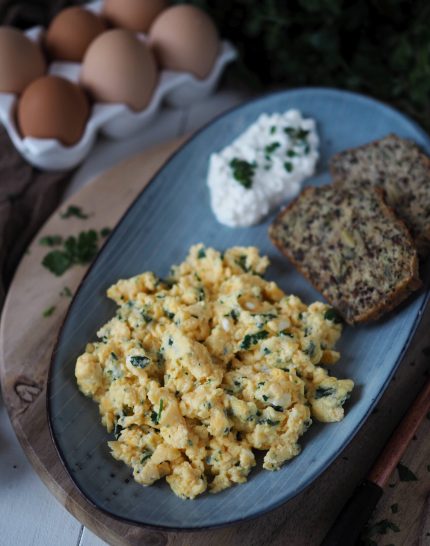 protein-fruehstueck-ruehrei-mit-huettenkaese