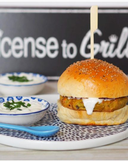 vegetarischer-burger-joghurtsosse-selbstgemachte-broetchen