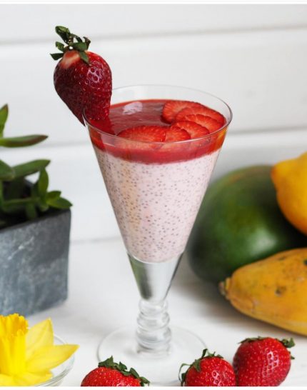 gesundes-fruehstueck-kokos-chia-pudding-mit-erdbeermus