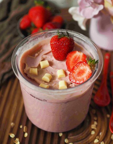 erdbeer-kefir-eis-gerne-proteinreich-ninja-creami