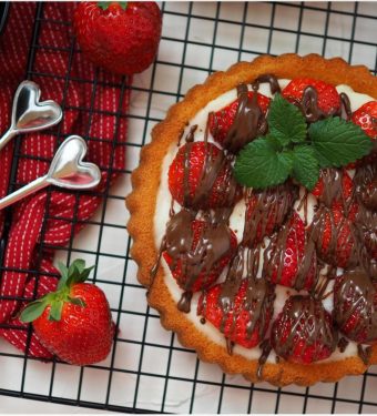 10-minuten-erdbeer-pudding-torte-mit-vanille-erdbeer-marmelade-schokolade