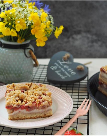 erdbeer-rhabarber-blechkuchen-mit-pudding-und-zimt-streuseln