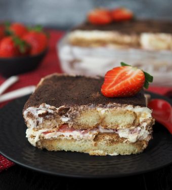 skyramisu-mit-erdbeeren-fruchtig-proteinreich-zuckerfrei