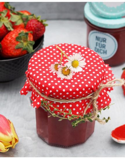 erdbeermarmelade-mit-zitrusfruechten-zitronen-thymian-erdbeeren-marmelade