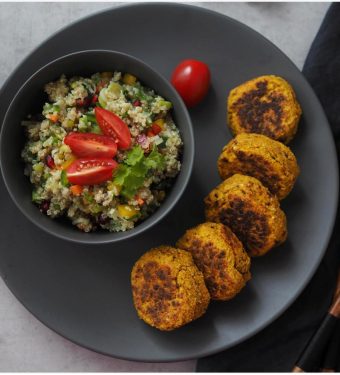 falafel-mit-joghurt-minz-dressing-und-quinoa-salat