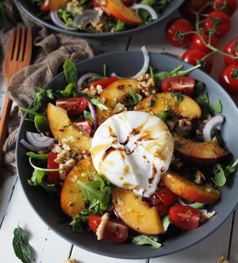 Einfacher Salat, 
Burrata-Salat,  
Nektarine,  
fruchtiger Salat, 
Rucola, 
Balsamico,  
Walnüsse, 
Dressing, 
Orangendressing,  
Minze,  
schneller Salat,  
einfache Rezepte,  
Salatrezept,  
Burrata,  
Salat,  
TM 6,
TM 5,
TM 31,
Thermomix,
Rezepte,
www.wiewowasistgut.com,
Kochrezepte,
einfache Rezepte,
kochen,