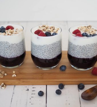 chia-pudding-mit-beerenkompott-und-kokosjoghurt