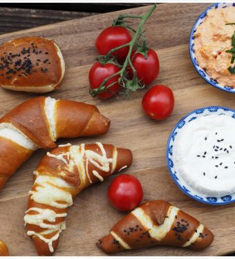 brotzeit-selbstgemachter-frischkaese-laugen-hoernchen-fuerstenberg-natur-radler