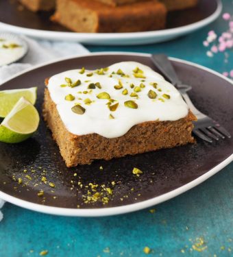 gesunder-karottenkuchen-mit-quark-limetten-frosting