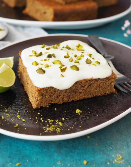 gesunder-karottenkuchen-mit-quark-limetten-frosting