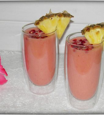 Smoothie-in-pink–Granatapfel-trifft-Ananas