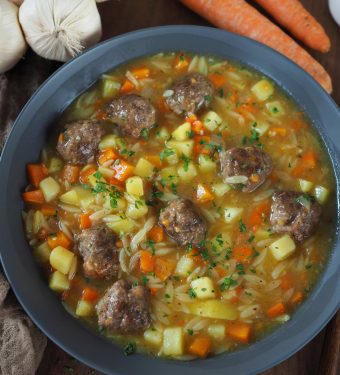 einfacher-hackbaellchen-eintopf-mit-gemuese-und-risoni