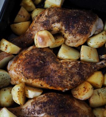 haehnchenschenkel-mit-kartoffeln-vom-blech-einfaches-ofenrezept