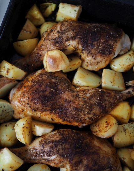 haehnchenschenkel-mit-kartoffeln-vom-blech-einfaches-ofenrezept