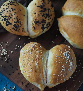 Laugenbrötchen,
Laugengebäck,
Brotzeit,
Brot backen,  
Brötchen backen,  
Herz-Brötchen,  
TM 5,
TM 6, 
TM 31,
Thermomix,
www.wiewowasistgut.com,
einfache Rezepte,
kochen,
backen,
selbstgemacht,
Rezept,
kostenlos,