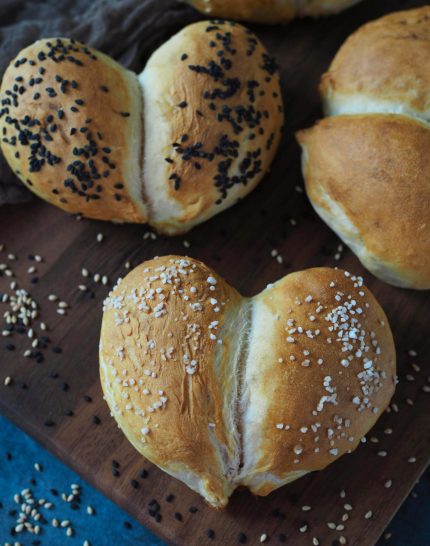 Laugenbrötchen,
Laugengebäck,
Brotzeit,
Brot backen,  
Brötchen backen,  
Herz-Brötchen,  
TM 5,
TM 6, 
TM 31,
Thermomix,
www.wiewowasistgut.com,
einfache Rezepte,
kochen,
backen,
selbstgemacht,
Rezept,
kostenlos,