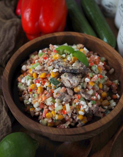 perfekt-zum-abnehmen-proteinreicher-huettenkaesesalat-mit-sardinen