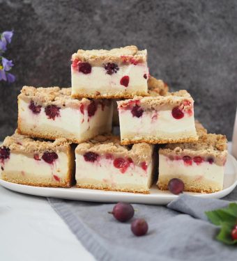 kaesekuchen-mit-beeren-aus-dem-garten-zimtstreuseln