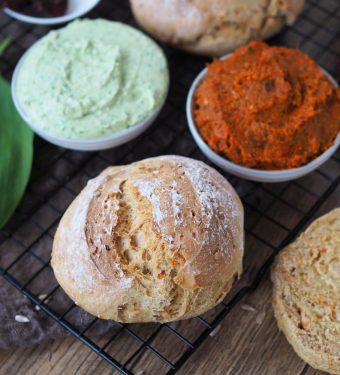 osterbrunch -karottenbroetchen-mit-baerlauch-dip-und-paprika-tomaten-aufstrich