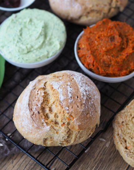 osterbrunch -karottenbroetchen-mit-baerlauch-dip-und-paprika-tomaten-aufstrich