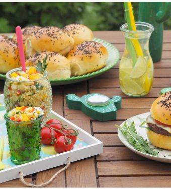 hamburger-mit-dinkelbroetchen-couscous-mango-salat –kraeutern-grillen