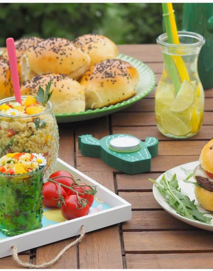 hamburger-mit-dinkelbroetchen-couscous-mango-salat –kraeutern-grillen