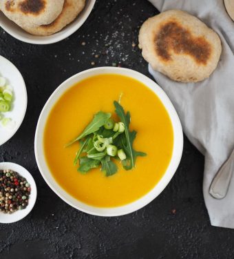 kuerbis-kartoffelsuppe-mit-rucola-vollkorn-protein-naan