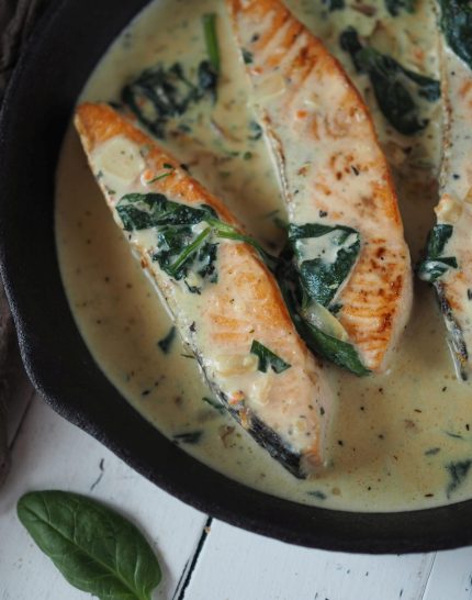 20-minuten-rezept-lachs-in-cremiger-sahnesosse-mit-spinat