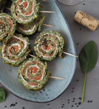 fingerfood-low-carb-lachs-spinat-rolle