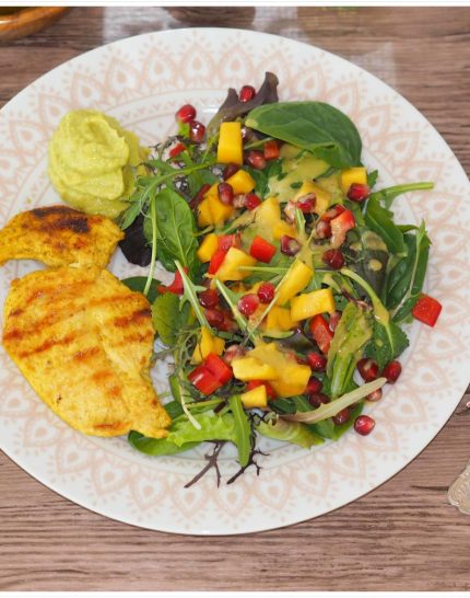 sommersalat-mit-haehnchen-avocado-mango-creme-salat