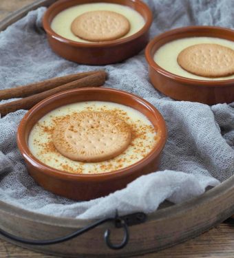 Natillas-spanischer-Pudding-mit-Keks