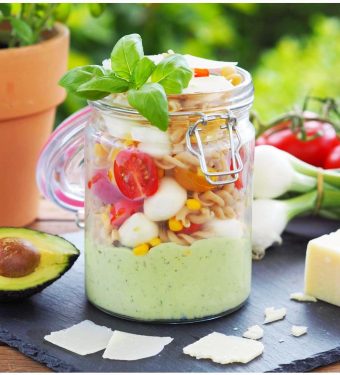 nudelsalat-caprese-to-go-mit-avocado-dressing