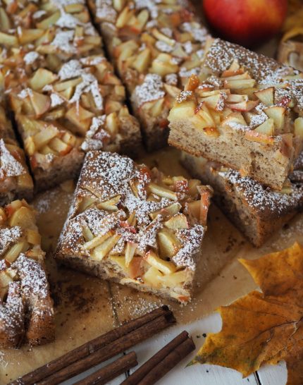 saftiger-nuss-joghurtkuchen-mit-apfel