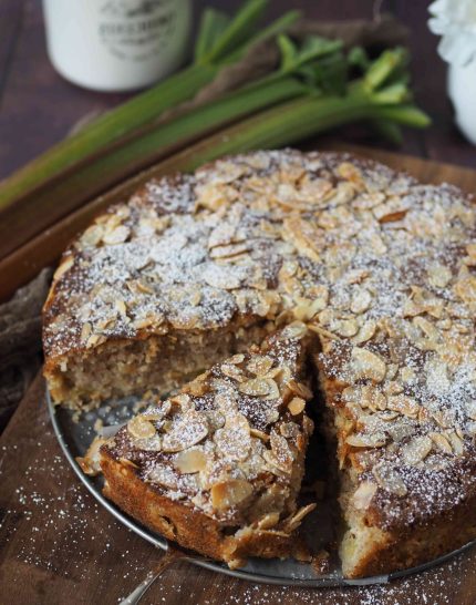 nussiger-rhabarberkuchen-mit-mandelhaube