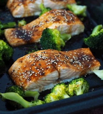 20-minuten-ofen-lachs-mit-brokkoli-asiatischem-gurkensalat