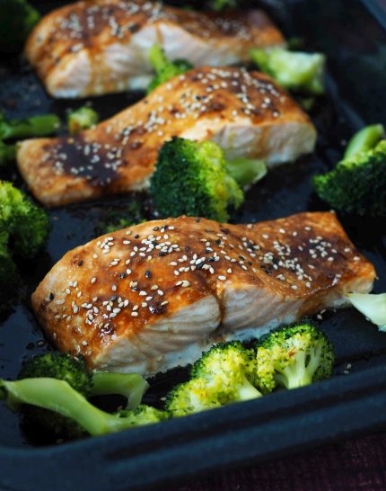 20-minuten-ofen-lachs-mit-brokkoli-asiatischem-gurkensalat