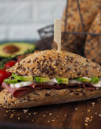 pastrami-sandwich-mediterraner-style-mit-selbstgemachten-vollkorn-baguettes