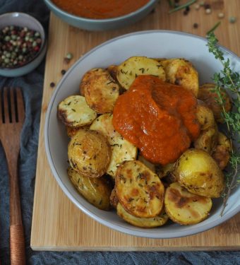 knusprige-ofenkartoffeln-mit-salsa-brava