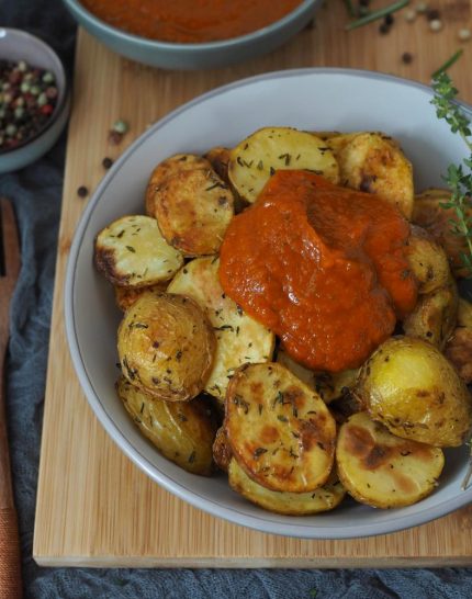 knusprige-ofenkartoffeln-mit-salsa-brava