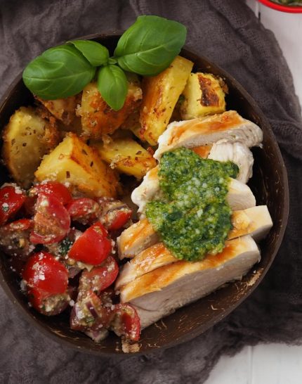 pesto-bowl-mit-parmesan-kartoffeln-haehnchen-und-salat