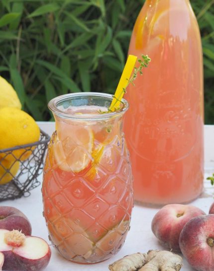 pink-lemonade-erfrischender-pfirsich-ingwer-eistee-mit-zitronen-thymian