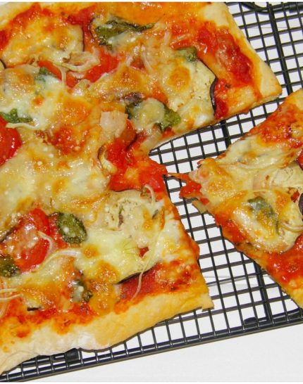 Pizza-auf-dem-Zauberstein-mit-neu-entwickeltem-Pizzateig-Thermomix