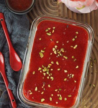 high-protein-brownie-fruehstuecksbowl-mit-erdbeermus-ohne-zucker