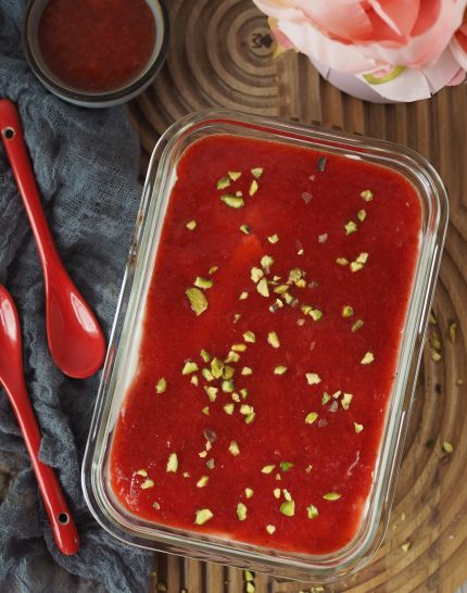 high-protein-brownie-fruehstuecksbowl-mit-erdbeermus-ohne-zucker