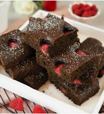 fluffige-protein-brownies-mit-apfelmus-statt-butter-und-himbeeren