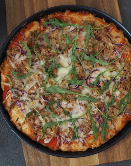 protein-pizza-teig-vollkorn-thunfisch-zwiebel-rucola