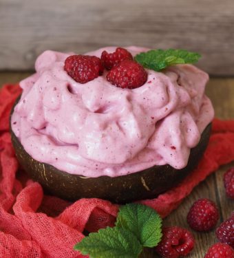 gesund-geniessen-protein-softeis-fluff-mit-himbeeren